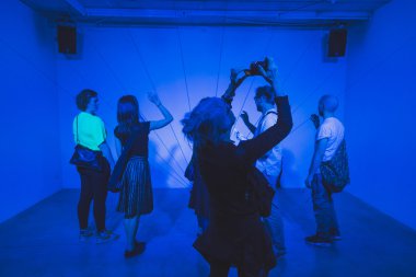 İnsanlar Ventura Lambrate alan Milano Design Week sırasında ziyaret