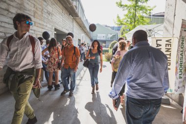 İnsanlar Ventura Lambrate alan Milano Design Week sırasında ziyaret