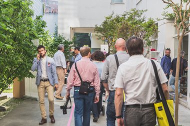 İnsanlar Ventura Lambrate alan Milano Design Week sırasında ziyaret