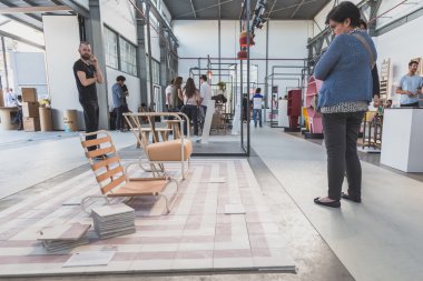 İnsanlar Ventura Lambrate alan Milano Design Week sırasında ziyaret