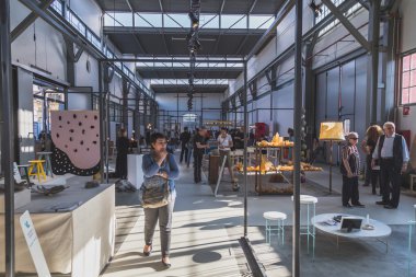 İnsanlar Ventura Lambrate alan Milano Design Week sırasında ziyaret