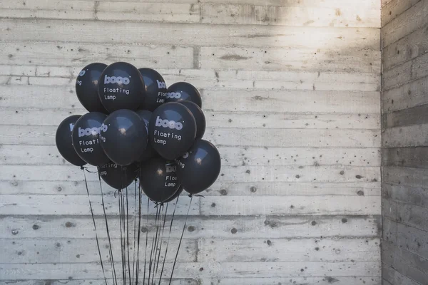 Zwarte ballonnen op Ventura Lambrate ruimte tijdens Milaan ontwerp Wee — Stockfoto