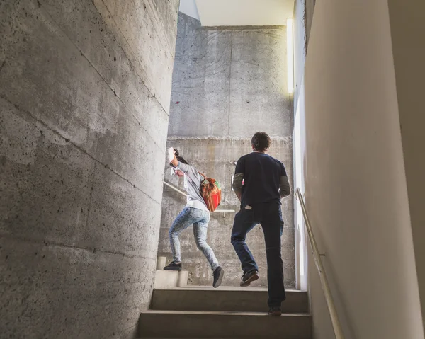 Парни поднимаются по лестнице в Ventura Lambrate пространстве во время Милана — стоковое фото