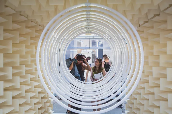 Людей, які відвідують Вентура Lambrate простору під час Мілані Тиждень дизайну — стокове фото