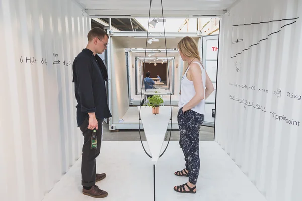 Mensen een bezoek aan Milaan Design Week Ventura Lambrate ruimte — Stockfoto