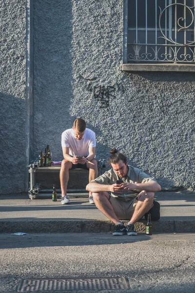 Guys sitting outside Ventura Lambrate space during Milan Design — Stock Photo, Image