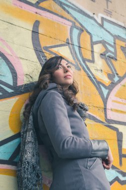 Güzel kız bir kentsel bağlamda poz