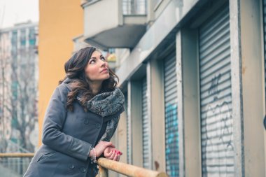 Güzel kız bir kentsel bağlamda poz