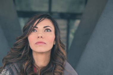 Güzel kız bir kentsel bağlamda poz