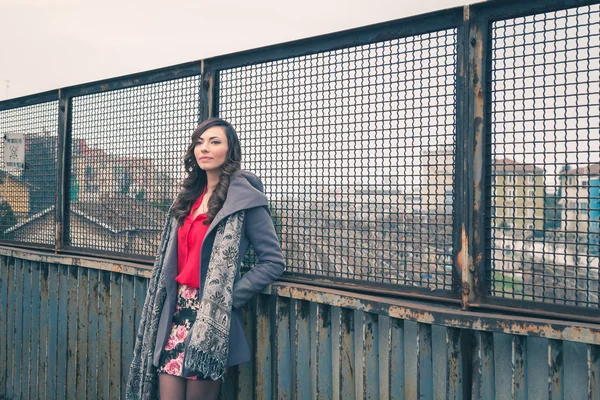 Bella ragazza in posa in un contesto urbano — Foto Stock