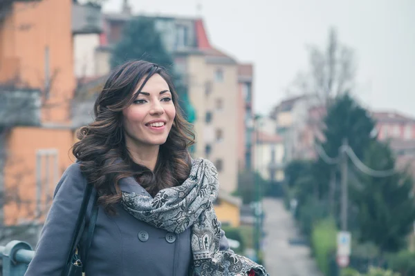 Bella ragazza in posa in un contesto urbano — Foto Stock