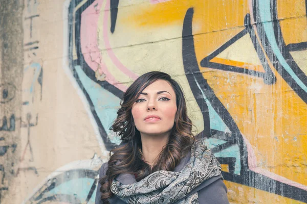 Hermosa chica posando en un contexto urbano — Foto de Stock