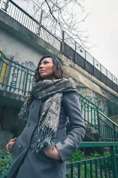 Bella ragazza in posa in un contesto urbano — Foto Stock