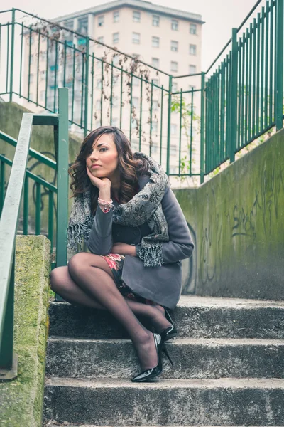 Hermosa chica posando en un contexto urbano — Foto de Stock