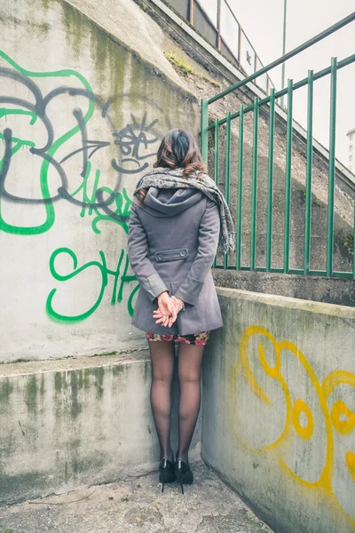 Hermosa chica posando en un contexto urbano — Foto de Stock