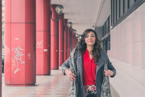 Beautiful girl posing in an urban context — Stock Photo, Image