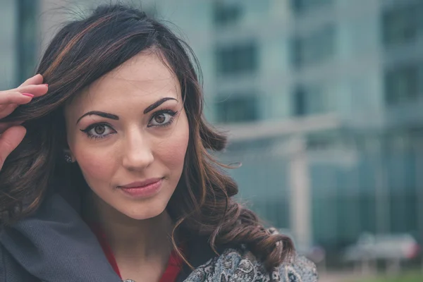 Beautiful girl posing in an urban context — Stock Photo, Image