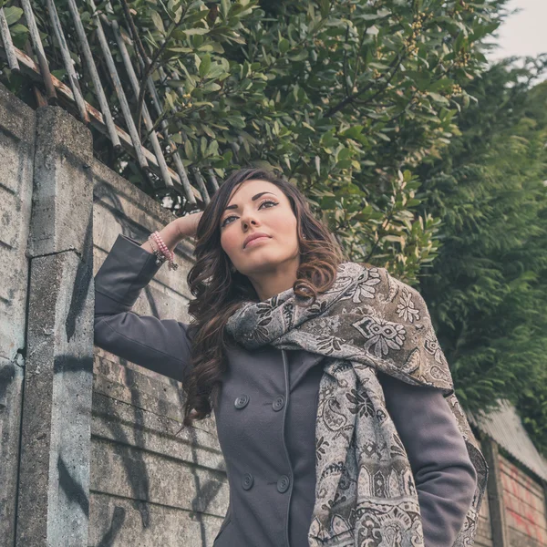 Beautiful girl posing in an urban context — Stock Photo, Image