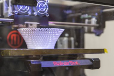 Fuorisalone Milan tasarım hafta 20 sırasında ekranda 3D printerlere harcama maddeler