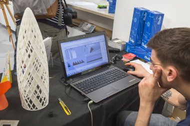Fuorisalone, 3d baskı Milan tasarım biz sırasında çalışan adam