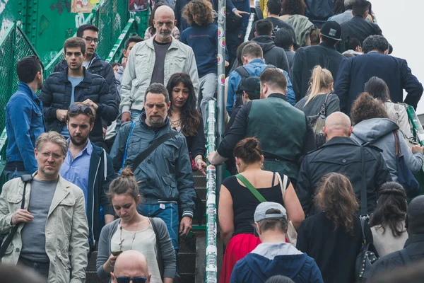 Multidão no Fuorisalone durante a Milan Design Week 2015 — Fotografia de Stock