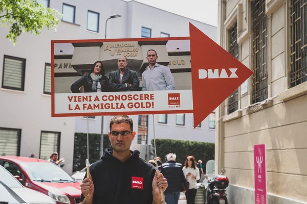 Парень держит табличку DMax на Fuorisalone во время 20-й недели дизайна в Милане — стоковое фото