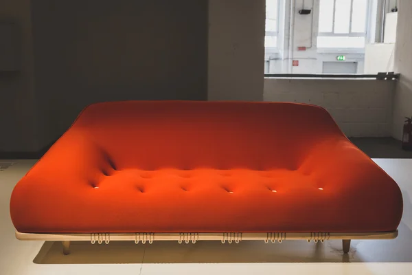 A kijelzőn a Fuorisalone során Milan Design hét 201 bútor — Stock Fotó