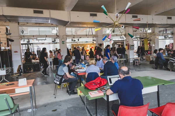 Personnes visitant Fuorisalone pendant la Milan Design Week 2015 — Photo