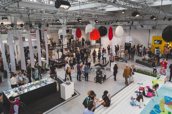 Vista superior de pessoas e expositores em Fuorisalone durante Milan De — Fotografia de Stock