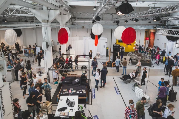 Vue de dessus des personnes et des exposants à Fuorisalone pendant Milan De — Photo