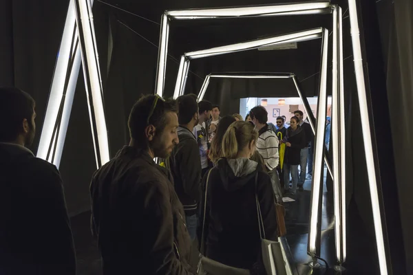 Pessoas que visitam Fuorisalone durante a Milan Design Week 2015 — Fotografia de Stock