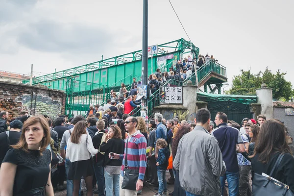 Publiek bij Fuorisalone tijdens Milaan Design Week 2015 — Stockfoto