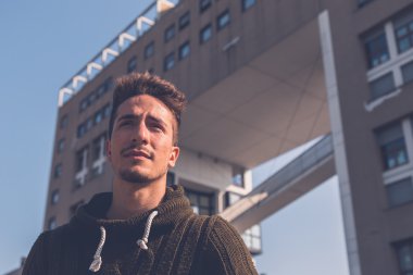 Genç adam bir kentsel bağlamda poz