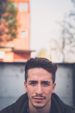 Genç adam bir kentsel bağlamda poz