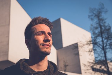 Genç adam bir kentsel bağlamda poz