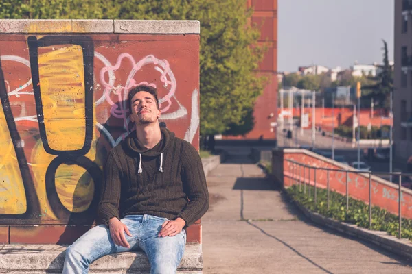 Jonge man poseren in een stedelijke context — Stockfoto