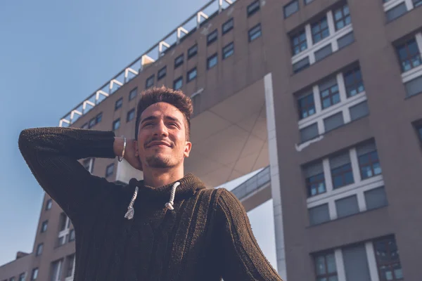 Jovem posando em um contexto urbano — Fotografia de Stock