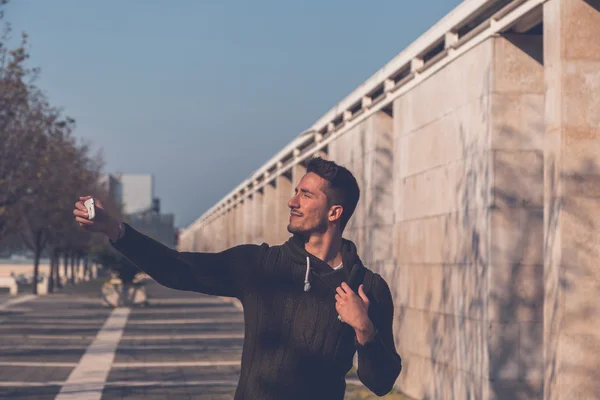 Jovem bonitão tirando uma selfie — Fotografia de Stock