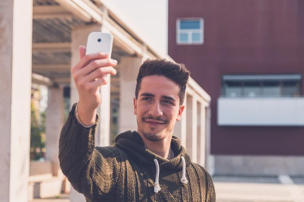 Jovem bonitão tirando uma selfie — Fotografia de Stock