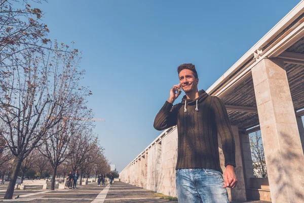 Young  handsome man talking on phone — Stock Photo, Image
