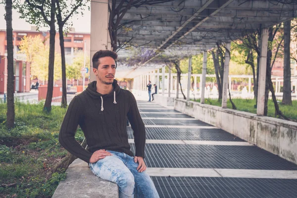 Jovem posando em um contexto urbano — Fotografia de Stock