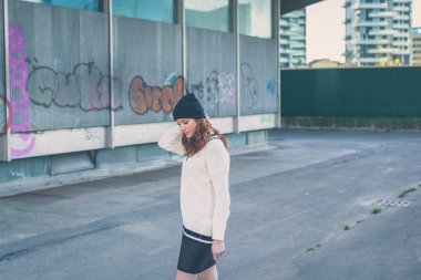 Güzel kız şehir sokaklarda poz