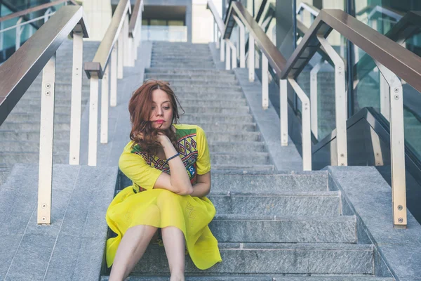 Mooi meisje poseren in de straten van de stad — Stockfoto