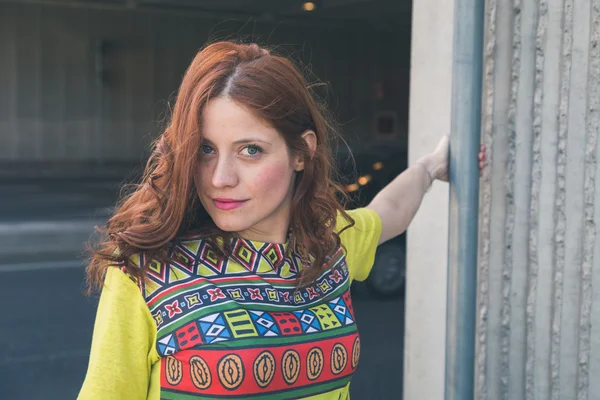 Menina bonita posando nas ruas da cidade — Fotografia de Stock