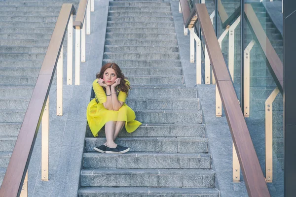 Mooi meisje poseren in de straten van de stad — Stockfoto