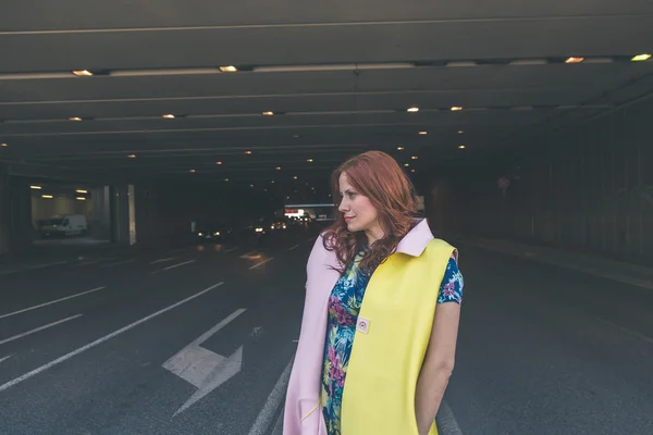 Bella ragazza in posa nelle strade della città — Foto Stock