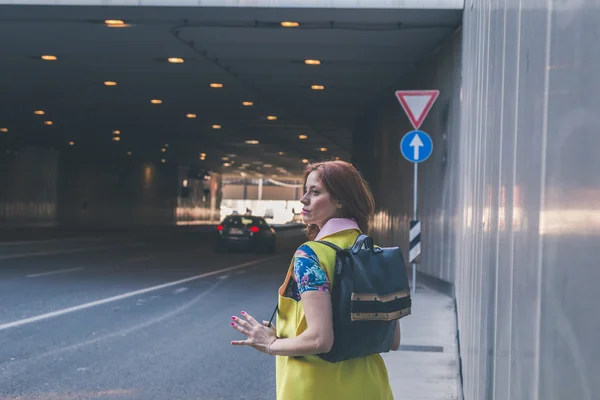 Bella ragazza in posa nelle strade della città — Foto Stock