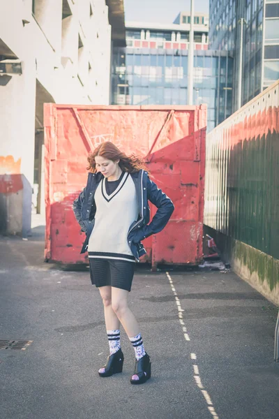 Beautiful girl posing in the city streets — Stock Photo, Image