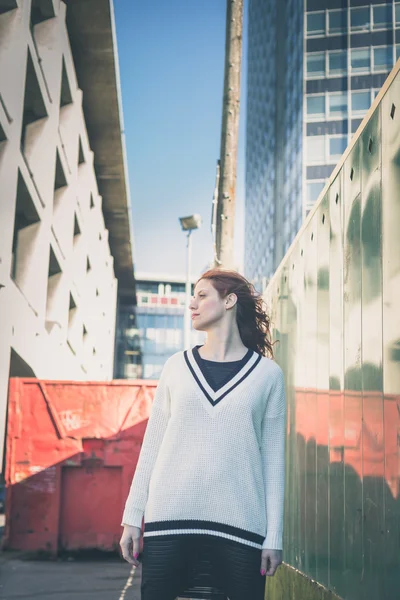 Bella ragazza in posa nelle strade della città — Foto Stock