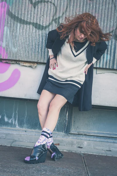 Beautiful girl posing in the city streets — Stock Photo, Image